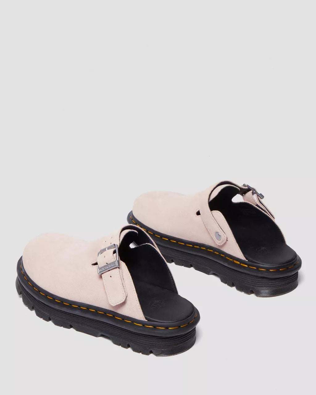 Bei PICK UP in Düsseldorf findest Du Dr. Martens, Zebzag Mule Powder Pink Eh Suede  und viel mehr von Dr. Martens