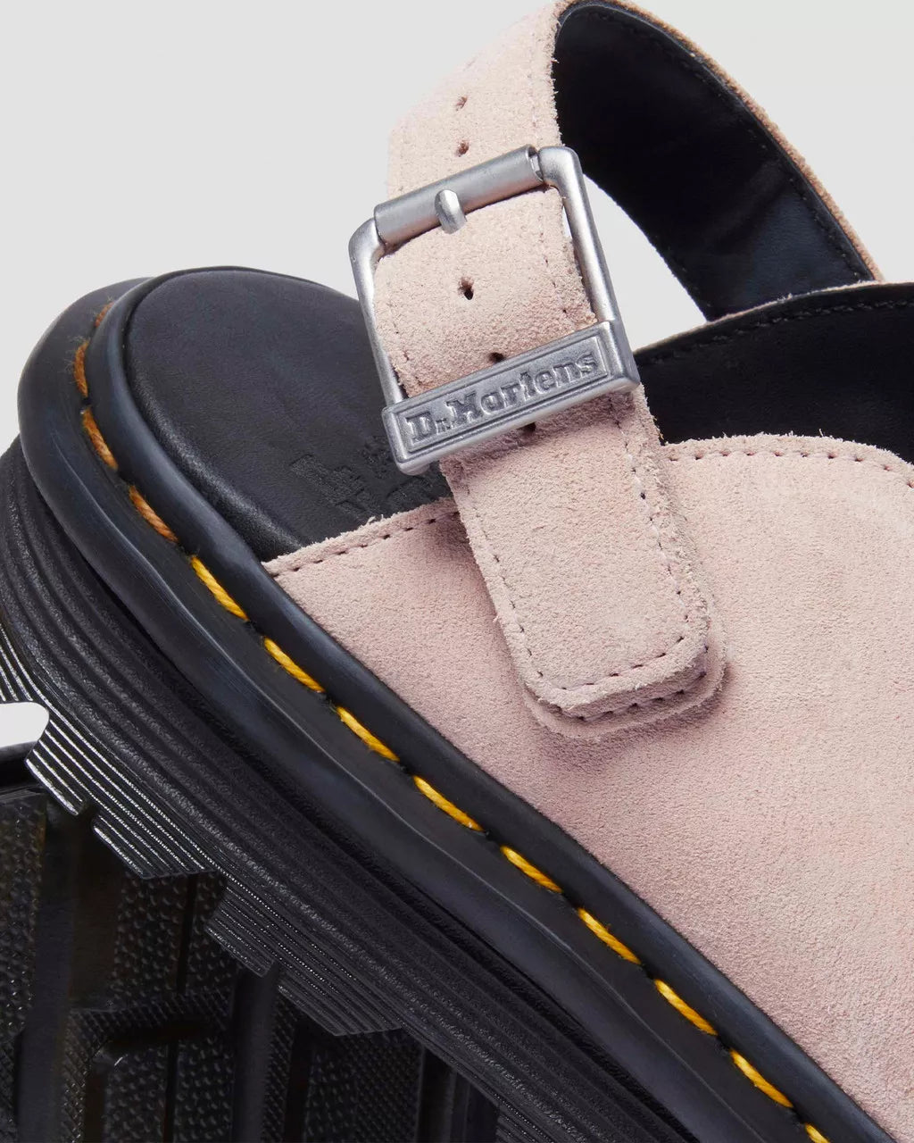 Bei PICK UP in Düsseldorf findest Du Dr. Martens, Zebzag Mule Powder Pink Eh Suede  und viel mehr von Dr. Martens