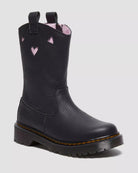 Bei PICK UP in Düsseldorf findest Du Dr. Martens, Bex Heart P-O Boot J Black+Pale Pink Classic Nappa+Patent Lamper  und viel mehr von Dr. Martens