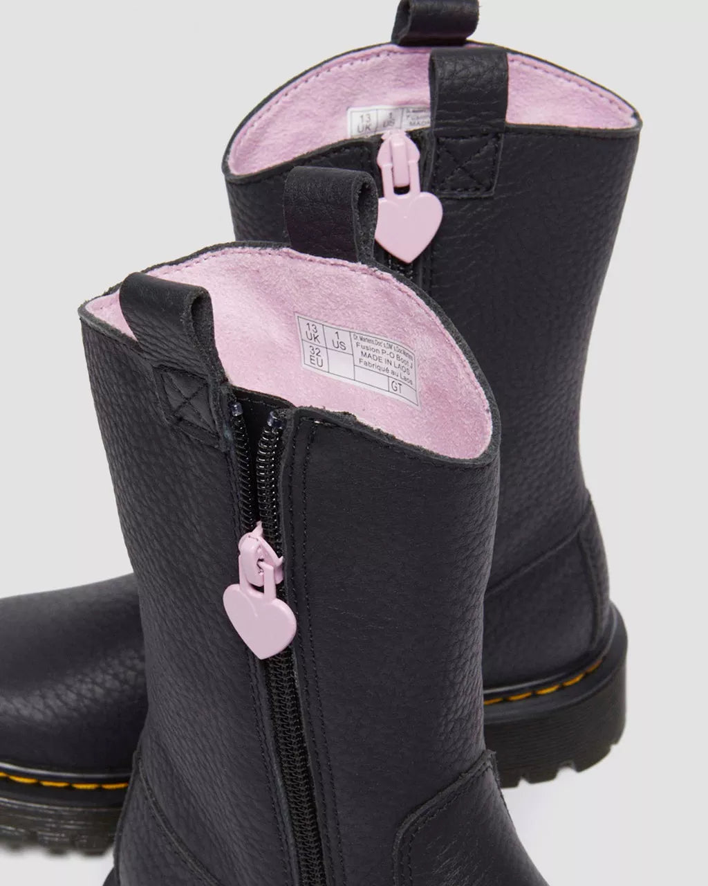 Bei PICK UP in Düsseldorf findest Du Dr. Martens, Bex Heart P-O Boot J Black+Pale Pink Classic Nappa+Patent Lamper  und viel mehr von Dr. Martens