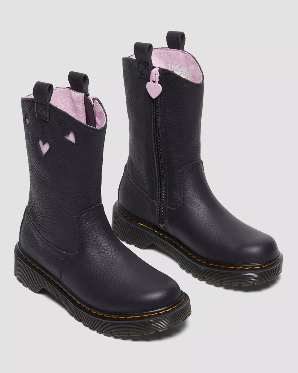 Bei PICK UP in Düsseldorf findest Du Dr. Martens, Bex Heart P-O Boot J Black+Pale Pink Classic Nappa+Patent Lamper  und viel mehr von Dr. Martens