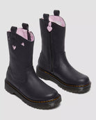 Bei PICK UP in Düsseldorf findest Du Dr. Martens, Bex Heart P-O Boot J Black+Pale Pink Classic Nappa+Patent Lamper  und viel mehr von Dr. Martens