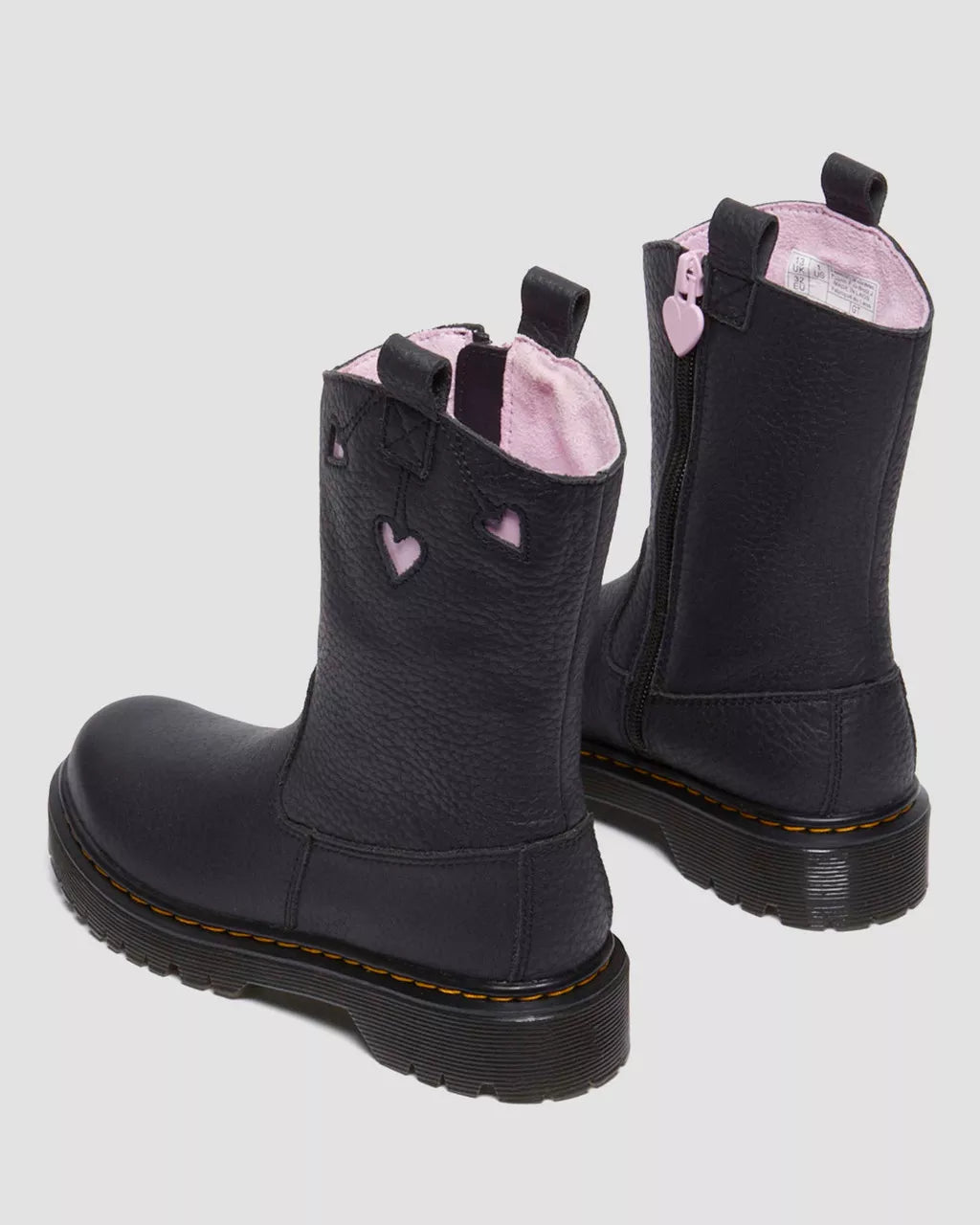 Bei PICK UP in Düsseldorf findest Du Dr. Martens, Bex Heart P-O Boot J Black+Pale Pink Classic Nappa+Patent Lamper  und viel mehr von Dr. Martens