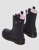 Bei PICK UP in Düsseldorf findest Du Dr. Martens, Bex Heart P-O Boot J Black+Pale Pink Classic Nappa+Patent Lamper  und viel mehr von Dr. Martens