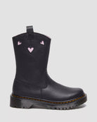 Bei PICK UP in Düsseldorf findest Du Dr. Martens, Bex Heart P-O Boot J Black+Pale Pink Classic Nappa+Patent Lamper  und viel mehr von Dr. Martens