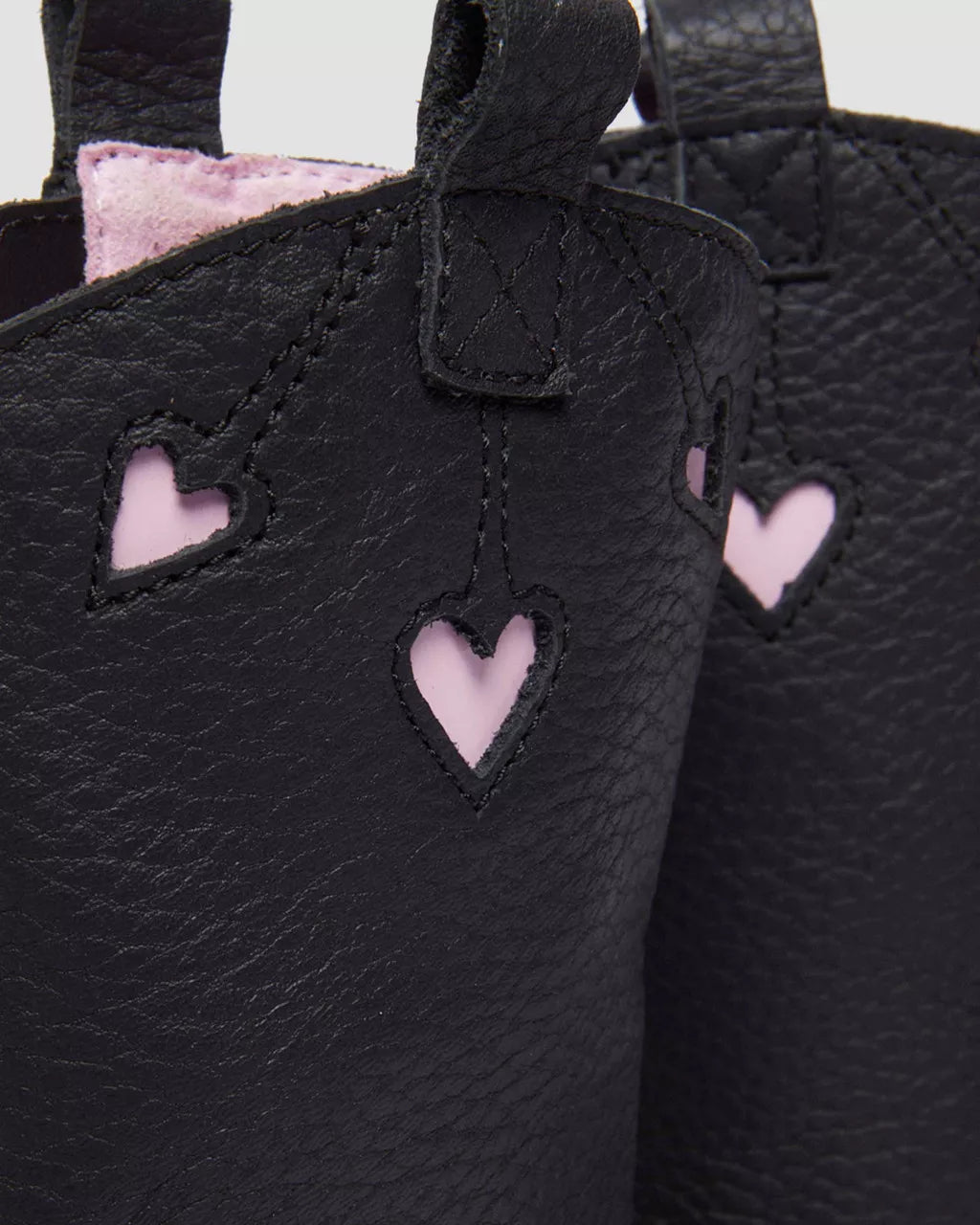 Bei PICK UP in Düsseldorf findest Du Dr. Martens, Bex Heart P-O Boot J Black+Pale Pink Classic Nappa+Patent Lamper  und viel mehr von Dr. Martens