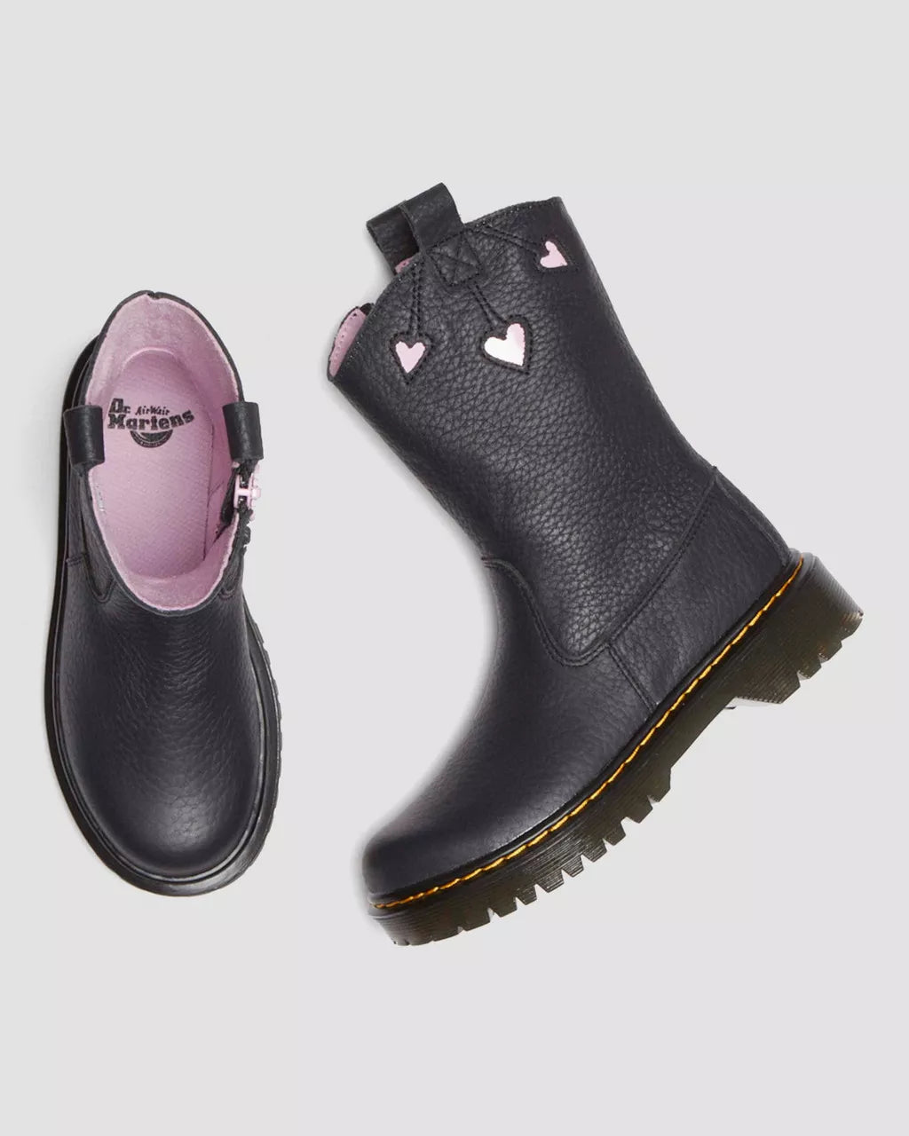 Bei PICK UP in Düsseldorf findest Du Dr. Martens, Bex Heart P-O Boot J Black+Pale Pink Classic Nappa+Patent Lamper  und viel mehr von Dr. Martens