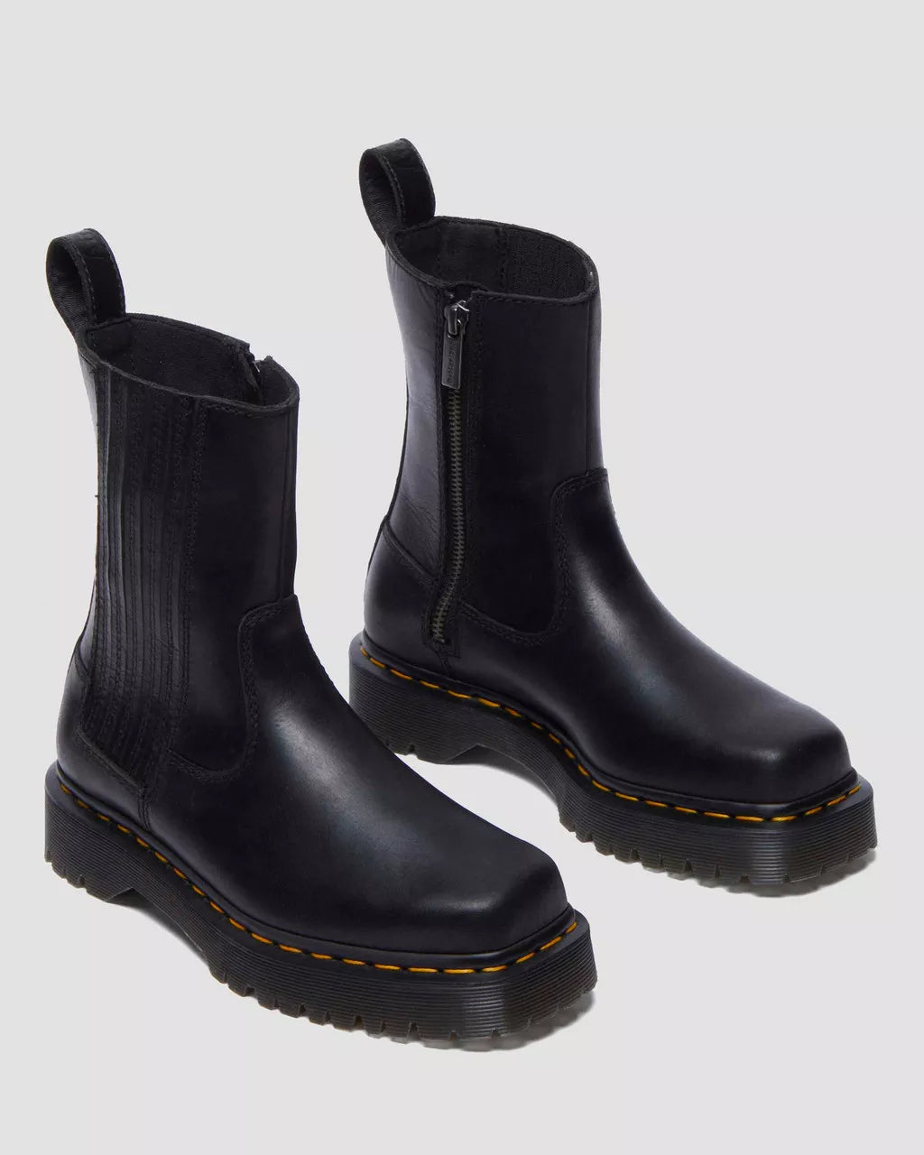 Bei PICK UP in Düsseldorf findest Du Dr. Martens, Amaayah Lo Black Orleans  und viel mehr von Dr. Martens