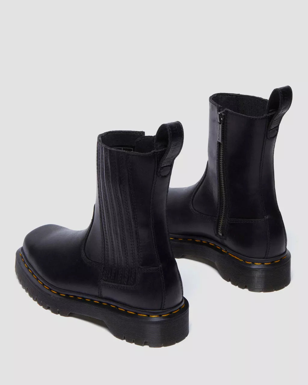 Bei PICK UP in Düsseldorf findest Du Dr. Martens, Amaayah Lo Black Orleans  und viel mehr von Dr. Martens