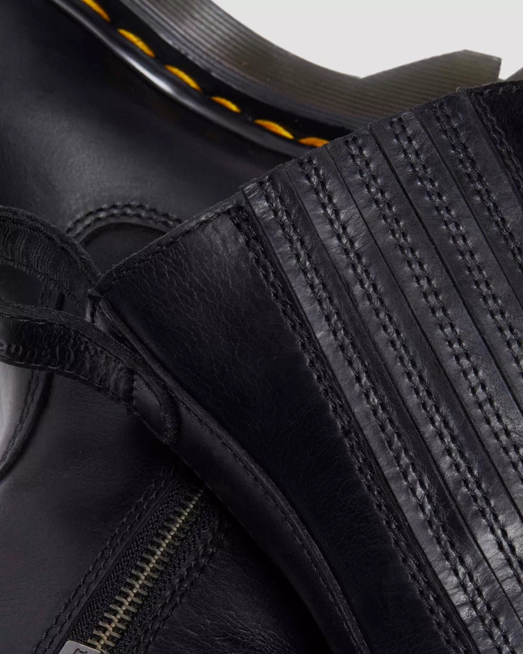 Bei PICK UP in Düsseldorf findest Du Dr. Martens, Amaayah Lo Black Orleans  und viel mehr von Dr. Martens