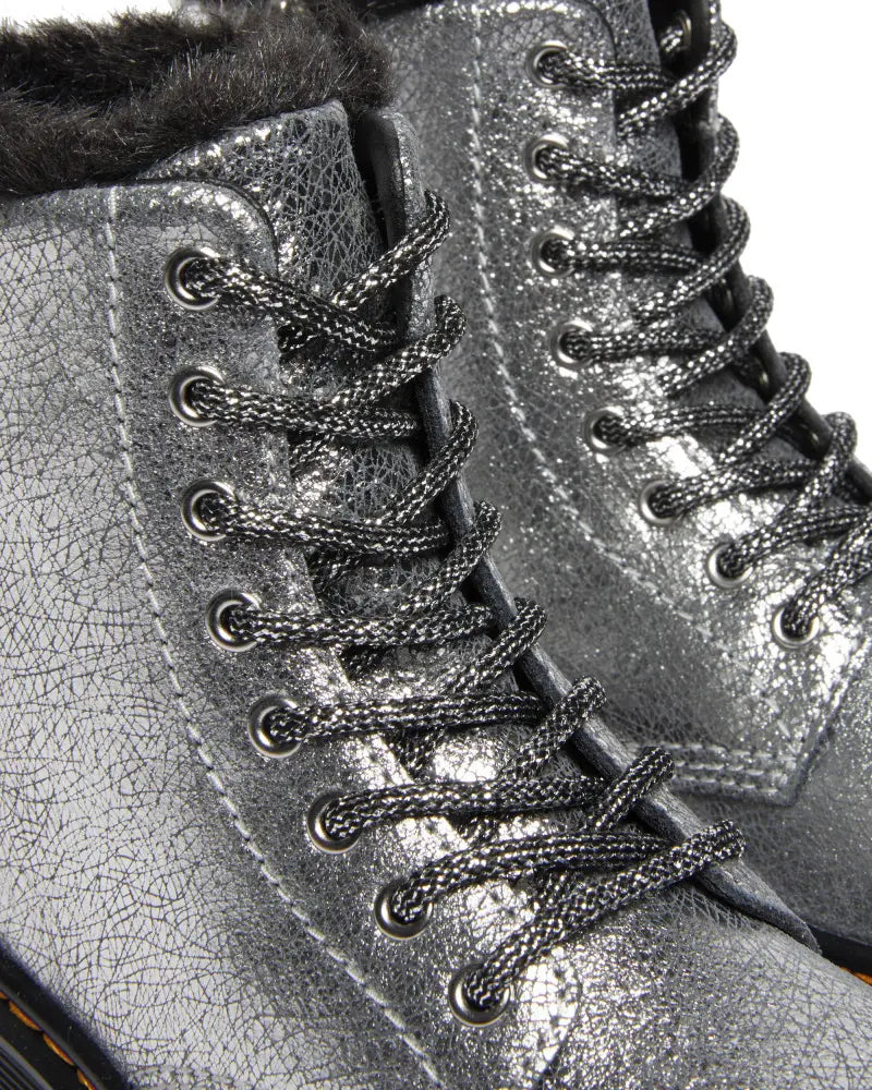 Bei PICK UP in Düsseldorf findest Du Dr. Martens, 1460 Serena J Silver Distressed Foil  und viel mehr von Dr. Martens