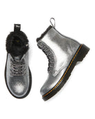 Bei PICK UP in Düsseldorf findest Du Dr. Martens, 1460 Serena J Silver Distressed Foil  und viel mehr von Dr. Martens