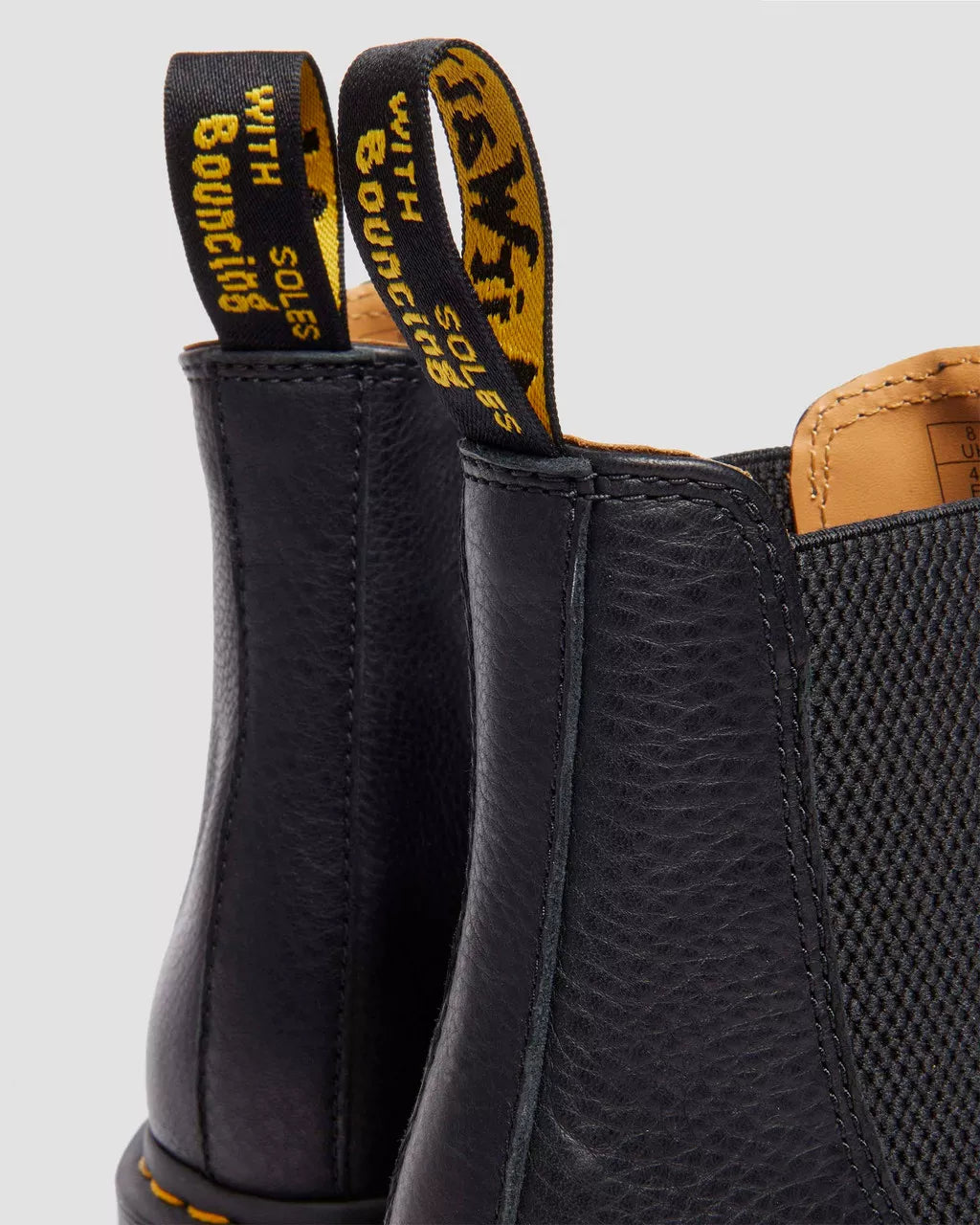 Bei PICK UP in Düsseldorf findest Du Dr. Martens, 2976 Black Ambassador  und viel mehr von Dr. Martens