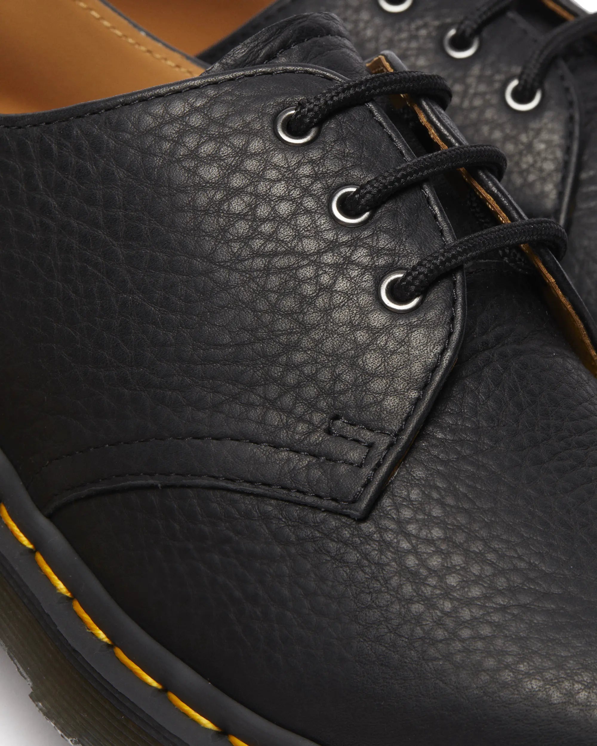 Bei PICK UP in Düsseldorf findest Du Dr. Martens, 1461 Black Ambassador  und viel mehr von Dr. Martens
