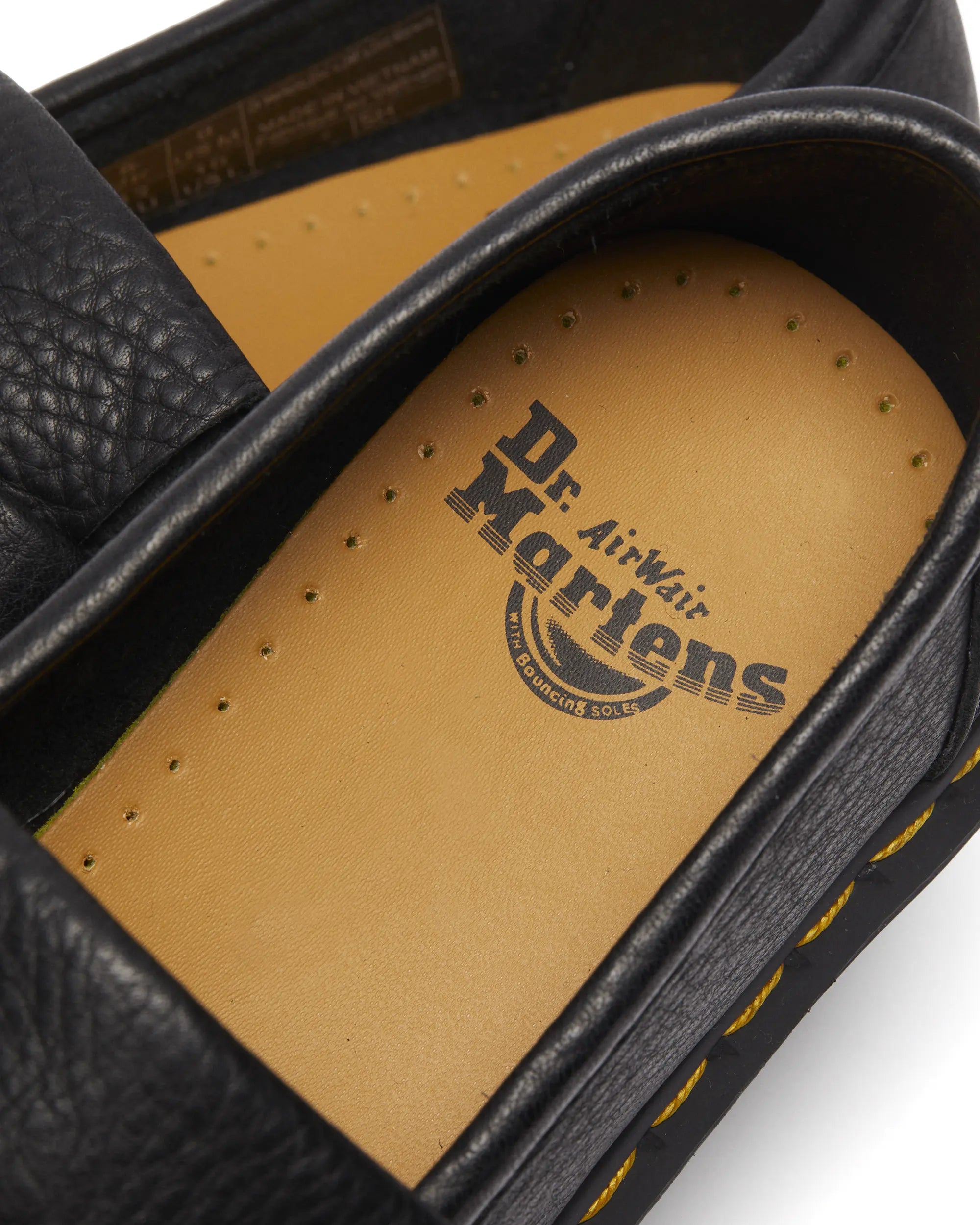Bei PICK UP in Düsseldorf findest Du Dr. Martens, Adrian Ys Black Ambassador  und viel mehr von Dr. Martens