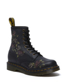 Bei PICK UP in Düsseldorf findest Du 1460 Black Decayed Roses Classic Tumbled Nappa  und viel mehr von Dr. Martens