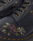 Bei PICK UP in Düsseldorf findest Du 1460 Black Decayed Roses Classic Tumbled Nappa  und viel mehr von Dr. Martens