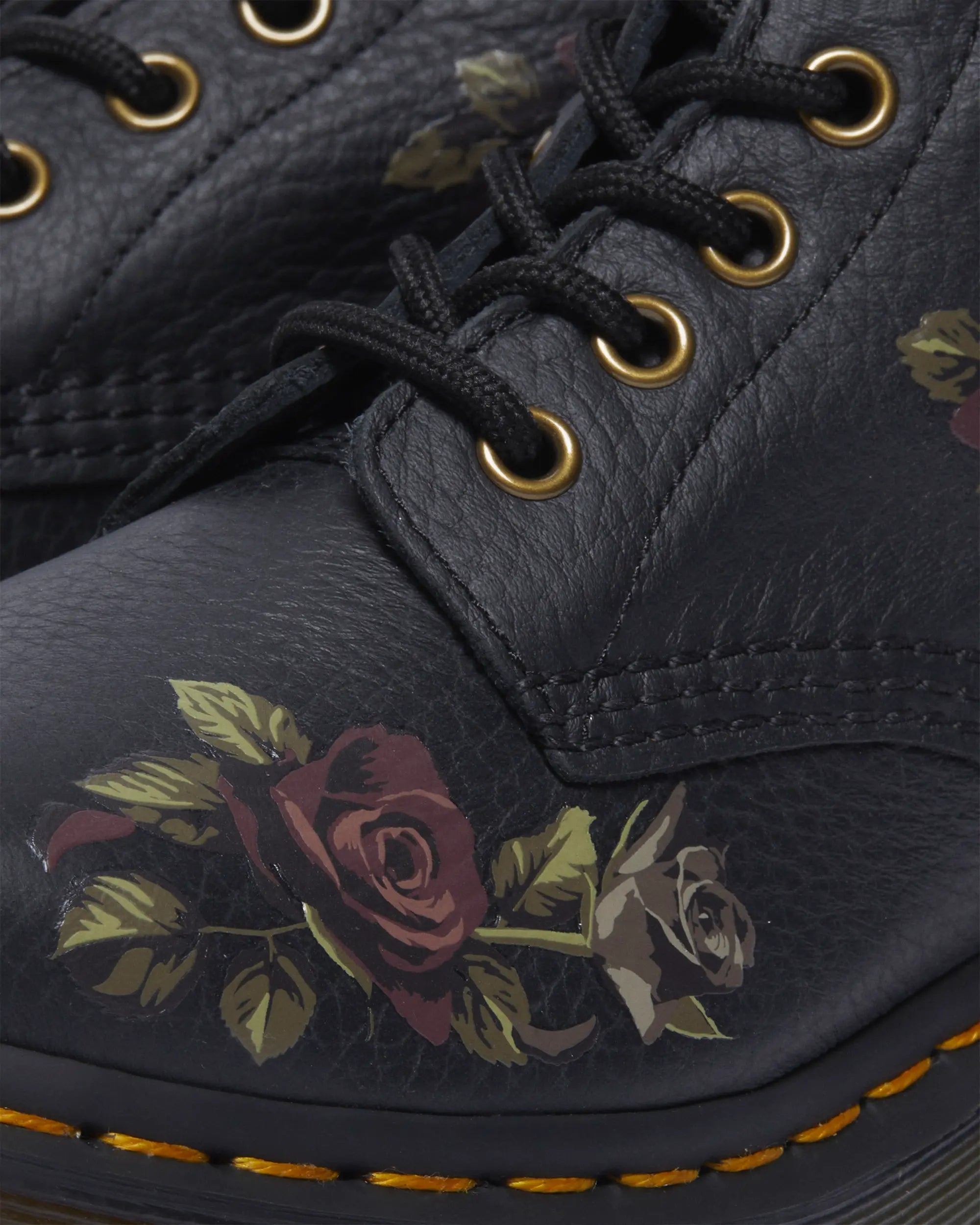 Bei PICK UP in Düsseldorf findest Du 1460 Black Decayed Roses Classic Tumbled Nappa  und viel mehr von Dr. Martens