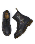 Bei PICK UP in Düsseldorf findest Du 1460 Black Decayed Roses Classic Tumbled Nappa  und viel mehr von Dr. Martens