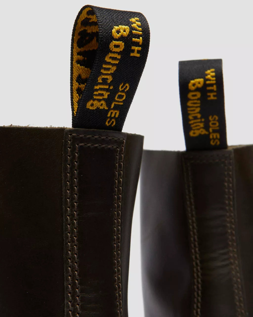 Bei PICK UP in Düsseldorf findest Du Dr. Martens, 1460 Pascal Dark Taupe Orleans und viel mehr von Dr. Martens