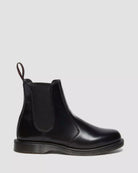 Bei PICK UP in Düsseldorf findest Du Dr. Martens, Flora Black Polished Smooth  und viel mehr von Dr. Martens