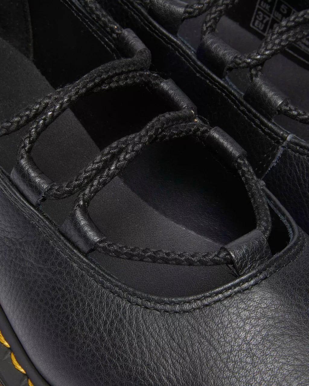 Bei PICK UP in Düsseldorf findest Du Dr. Martens, Elphie Ii Black Virginia und viel mehr von Dr. Martens