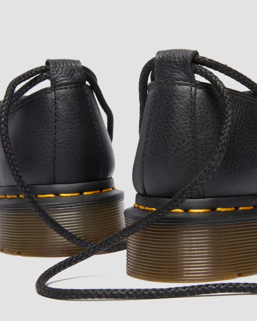 Bei PICK UP in Düsseldorf findest Du Dr. Martens, Elphie Ii Black Virginia und viel mehr von Dr. Martens