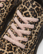 Bei PICK UP in Düsseldorf findest Du Dr. Martens, Buzz 5i Light Tan Mini Leopard Spot Hair On  und viel mehr von Dr. Martens