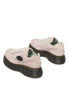 Bei PICK UP in Düsseldorf findest Du Dr. Martens, Buzz 5i Powder Pink E.H Suede+Milled Nappa  und viel mehr von Dr. Martens