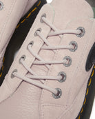Bei PICK UP in Düsseldorf findest Du Dr. Martens, Buzz 5i Powder Pink E.H Suede+Milled Nappa  und viel mehr von Dr. Martens
