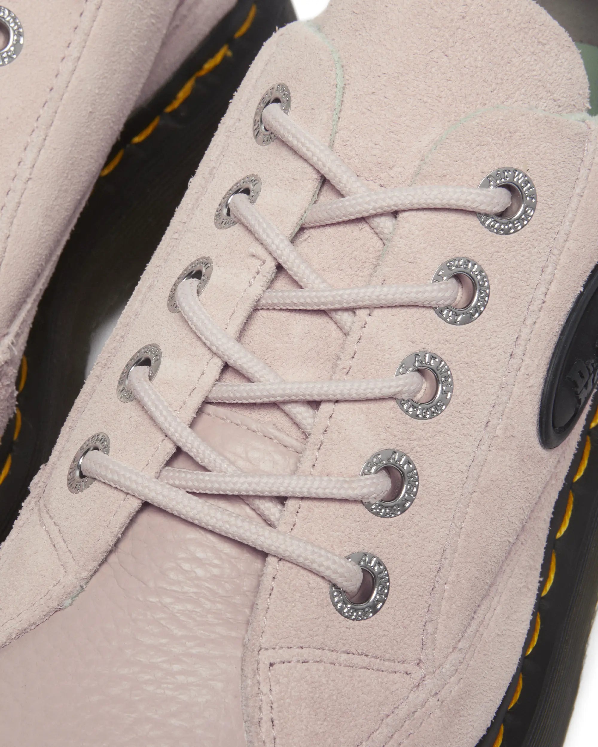 Bei PICK UP in Düsseldorf findest Du Dr. Martens, Buzz 5i Powder Pink E.H Suede+Milled Nappa  und viel mehr von Dr. Martens