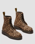 Bei PICK UP in Düsseldorf findest Du Dr. Martens, 1460 Leopard Stiefel  und viel mehr von Dr. Martens
