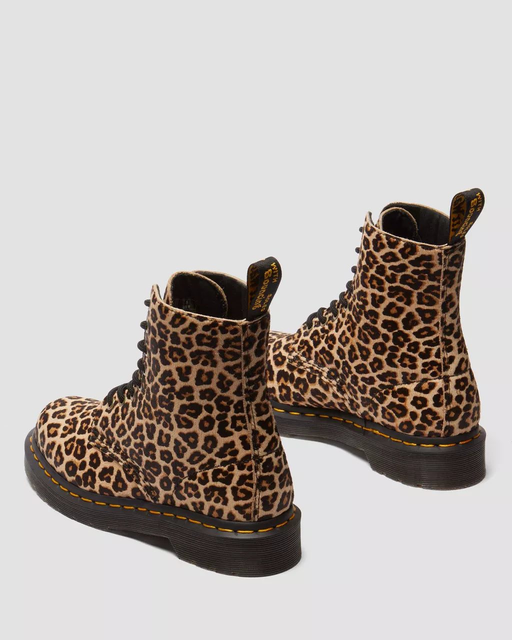 Bei PICK UP in Düsseldorf findest Du Dr. Martens, 1460 Leopard Stiefel  und viel mehr von Dr. Martens