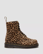 Bei PICK UP in Düsseldorf findest Du Dr. Martens, 1460 Leopard Stiefel  und viel mehr von Dr. Martens