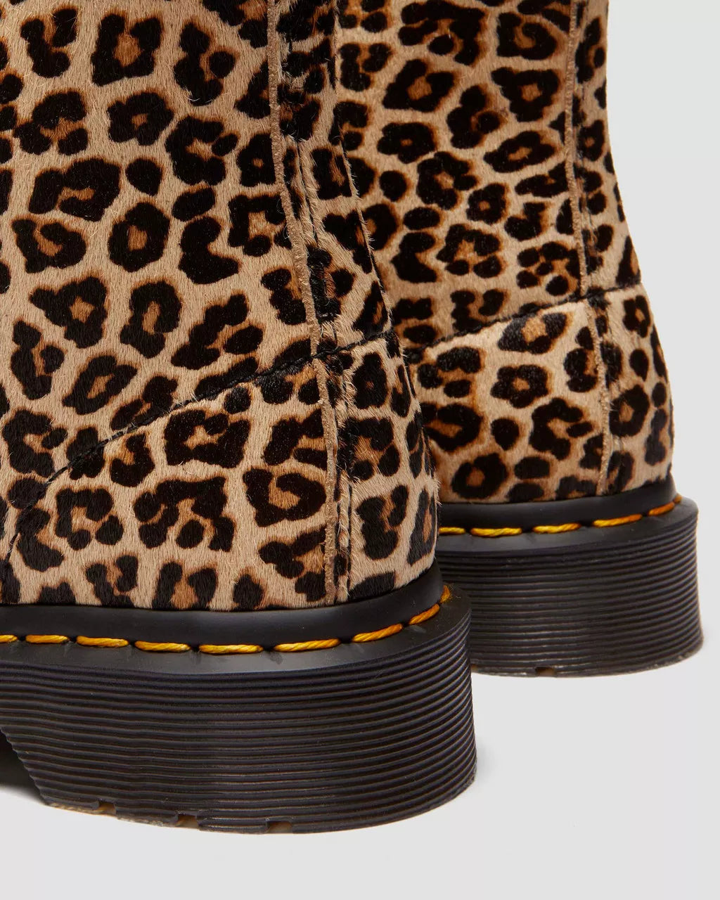 Bei PICK UP in Düsseldorf findest Du Dr. Martens, 1460 Leopard Stiefel  und viel mehr von Dr. Martens