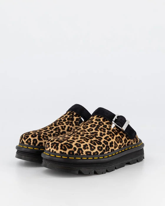 Bei PICK UP in Düsseldorf findest Du Dr. Martens, Zebzag Mule Light Tan + Black Leopard  und viel mehr von Dr. Martens