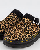 Bei PICK UP in Düsseldorf findest Du Dr. Martens, Zebzag Mule Light Tan + Black Leopard  und viel mehr von Dr. Martens