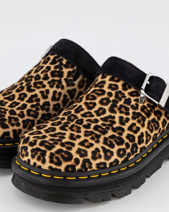 Bei PICK UP in Düsseldorf findest Du Dr. Martens, Zebzag Mule Light Tan + Black Leopard  und viel mehr von Dr. Martens