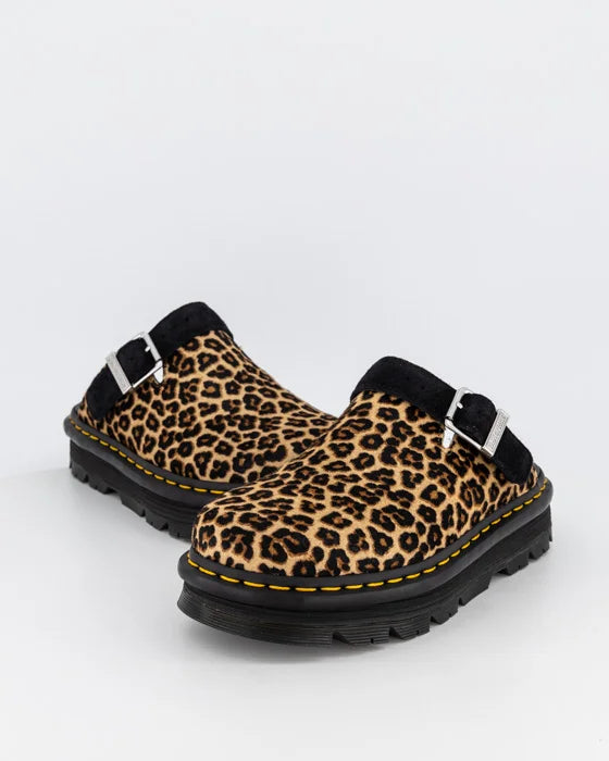 Bei PICK UP in Düsseldorf findest Du Dr. Martens, Zebzag Mule Light Tan + Black Leopard  und viel mehr von Dr. Martens