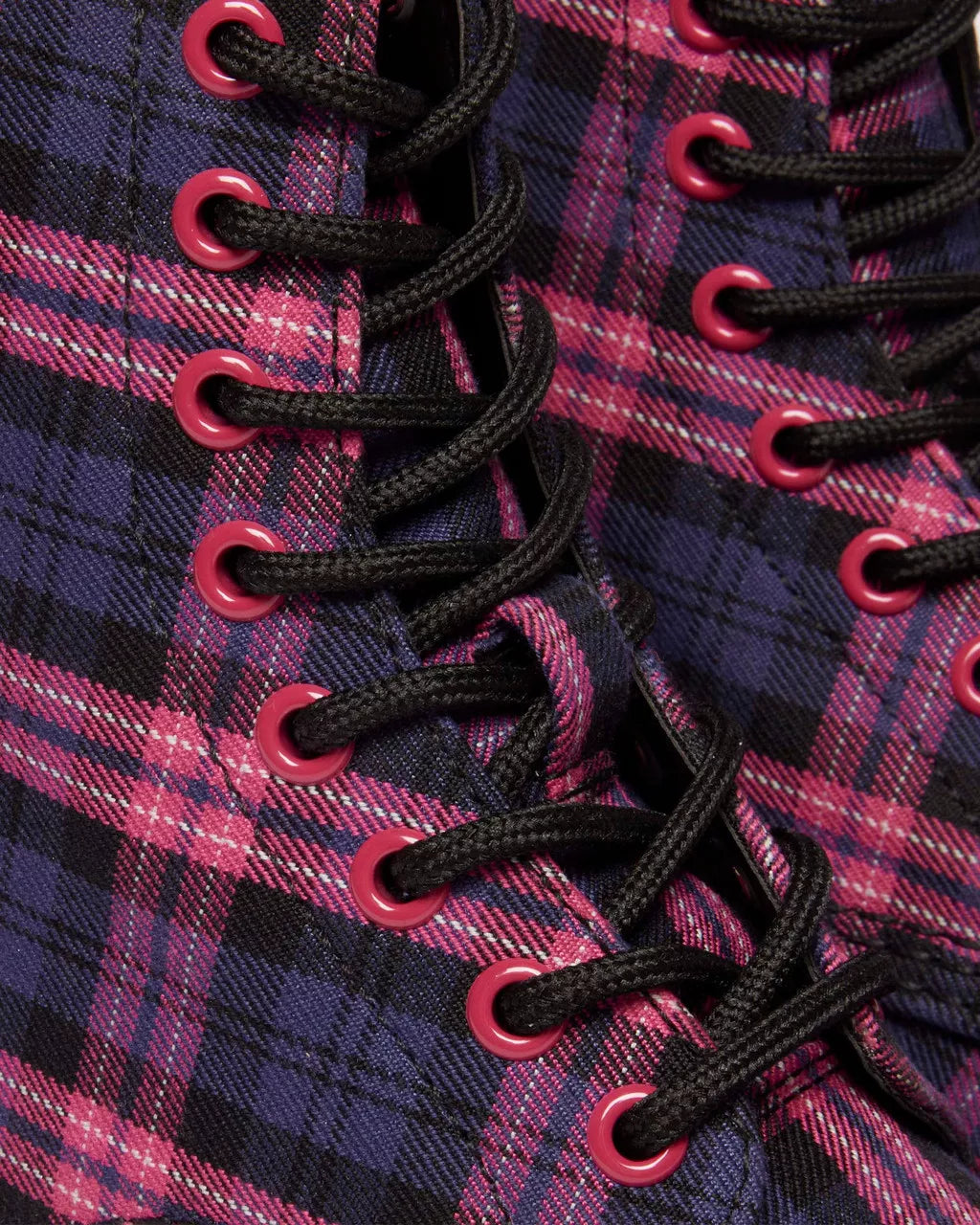 Bei PICK UP in Düsseldorf findest Du Dr. Martens, 1460 Pink Multi Tartan  und viel mehr von Dr. Martens