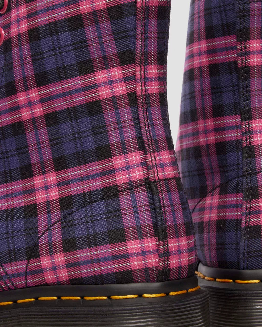 Bei PICK UP in Düsseldorf findest Du Dr. Martens, 1460 Pink Multi Tartan  und viel mehr von Dr. Martens