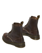 Dr. Martens 1460 Pascal Boot in dunkelbraunem, strukturiertem Wyoming-Leder mit hellen Kontrastnähten. 8-Loch-Schnürung, gelbe Rahmennaht, AirWair-Sohle, ohne harte Schaftkante.