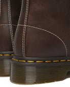 Dr. Martens 1460 Pascal Boot in dunkelbraunem, strukturiertem Wyoming-Leder mit hellen Kontrastnähten. 8-Loch-Schnürung, gelbe Rahmennaht, AirWair-Sohle, ohne harte Schaftkante.