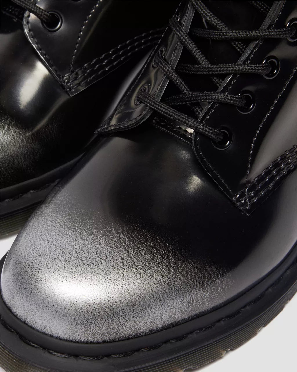 Bei PICK UP in Düsseldorf findest Du Dr. Martens, 1460 Iz Silver Arcadia  und viel mehr von Dr. Martens