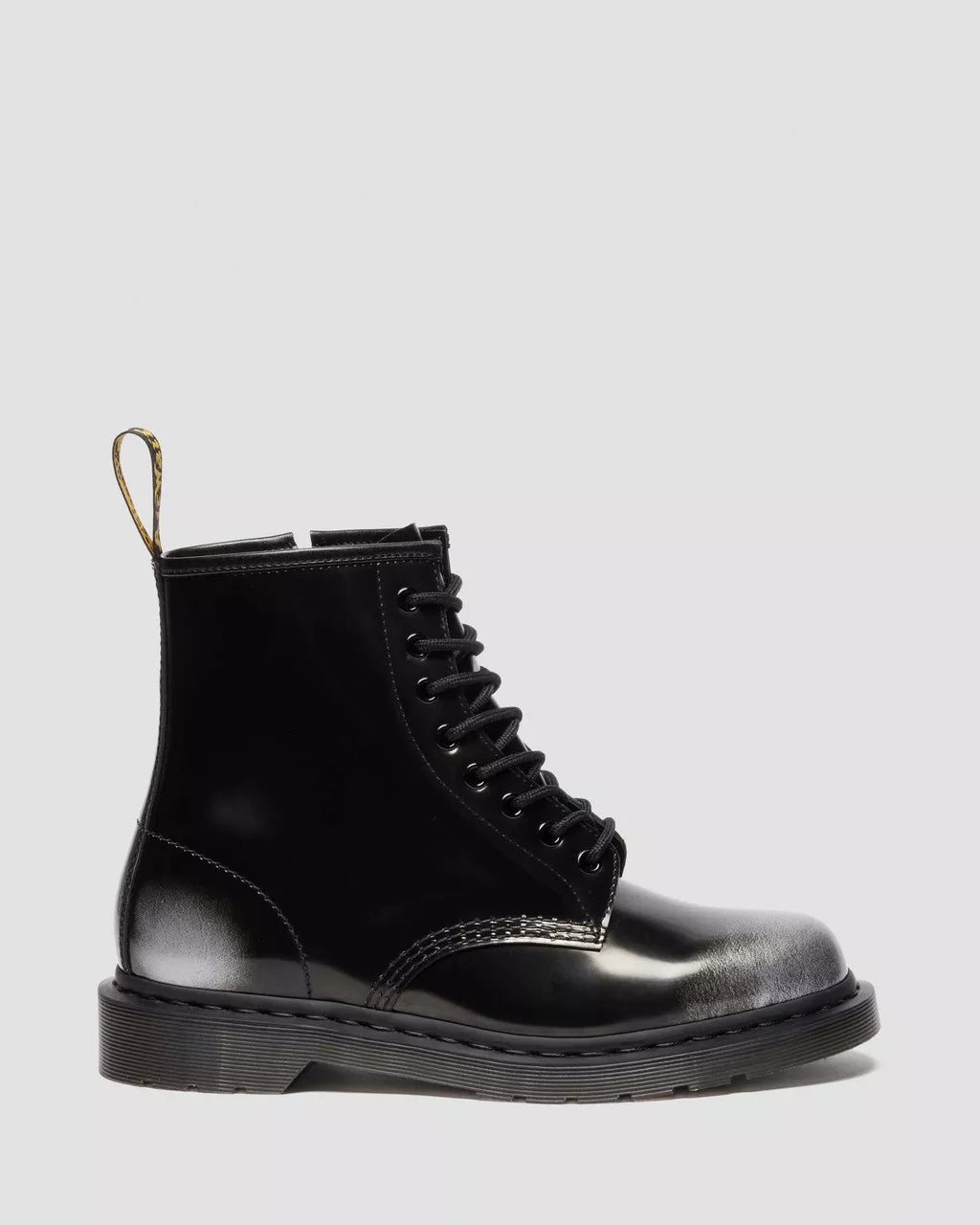 Bei PICK UP in Düsseldorf findest Du Dr. Martens, 1460 Iz Silver Arcadia  und viel mehr von Dr. Martens