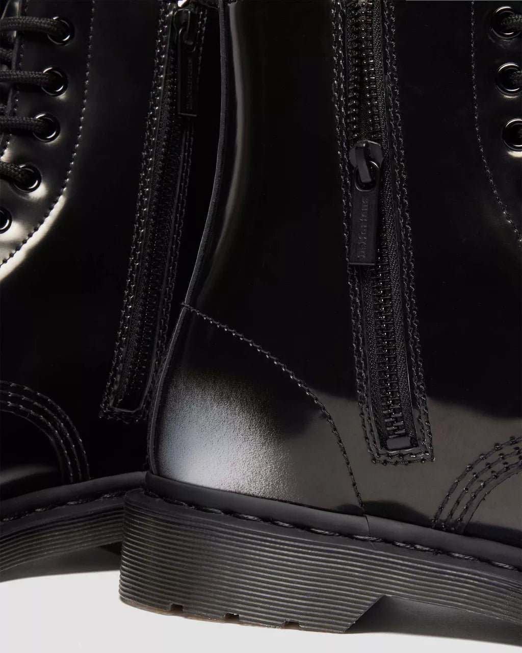Bei PICK UP in Düsseldorf findest Du Dr. Martens, 1460 Iz Silver Arcadia  und viel mehr von Dr. Martens