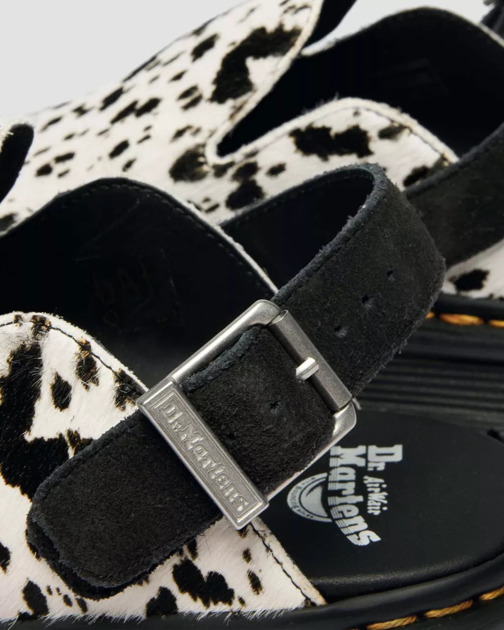 Dr. Martens Zebzag Mule Cream+Black Dalmatian Print Hair On – Detailansicht | PICK UP Düsseldorf