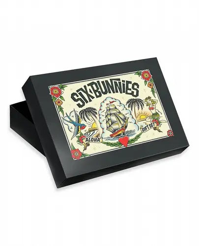 Bei PICK UP in Düsseldorf findest Du Babybody, Giftset, Aloha Sailor  und viel mehr von Six Bunnies