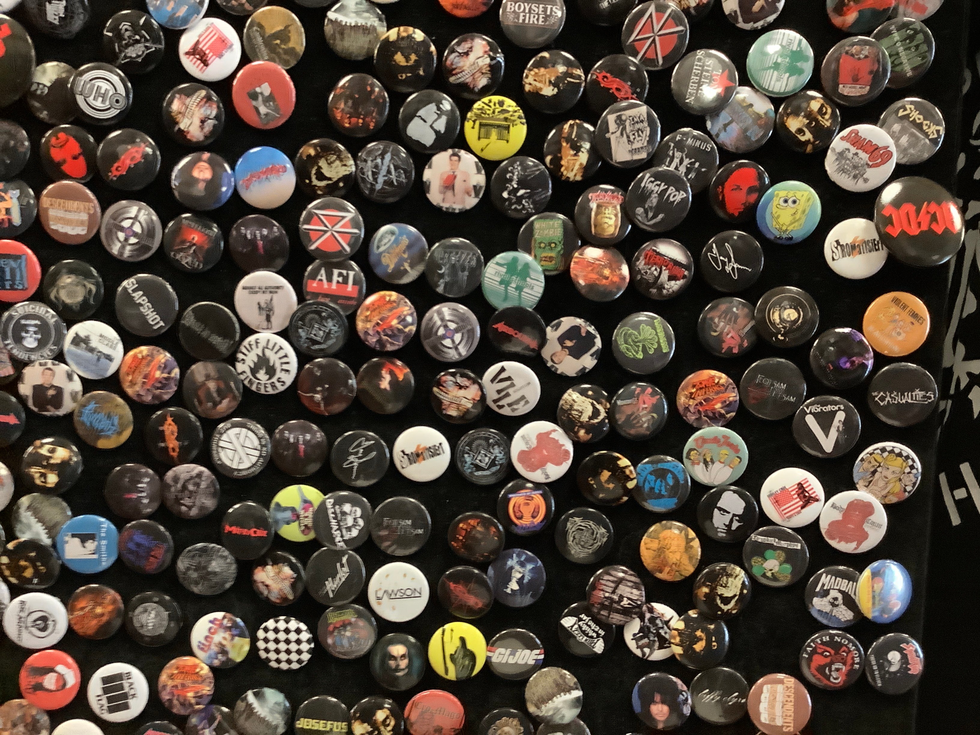 Bei PICK UP in Düsseldorf findest Du Button und viel mehr von Pick Up