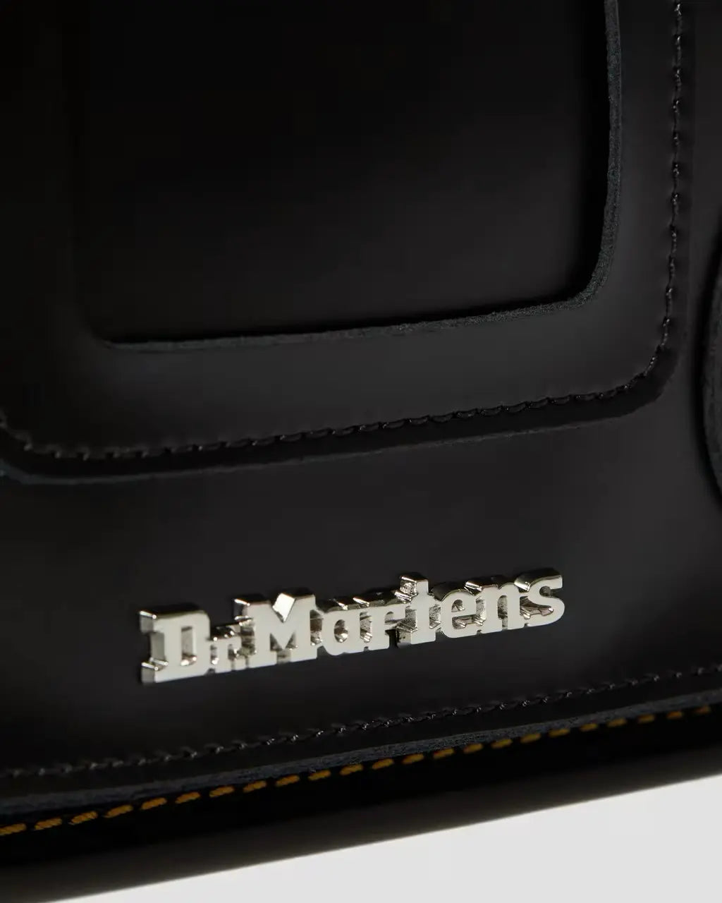 Bei PICK UP in Düsseldorf findest Du Dr. Martens, 11" Leather Satchel Black+Black Kiev+Smooth  und viel mehr von Dr. Martens